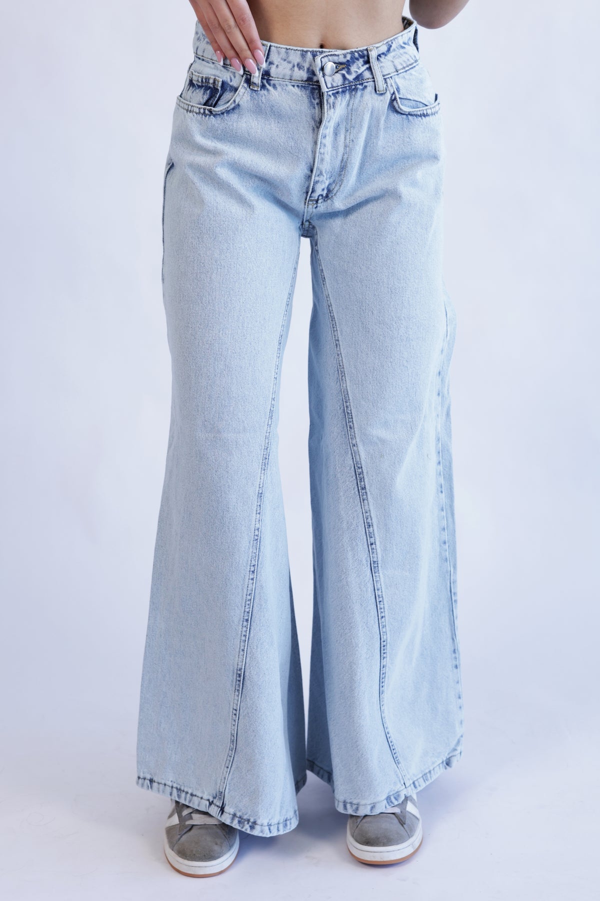 Wide leg mid waist jeans